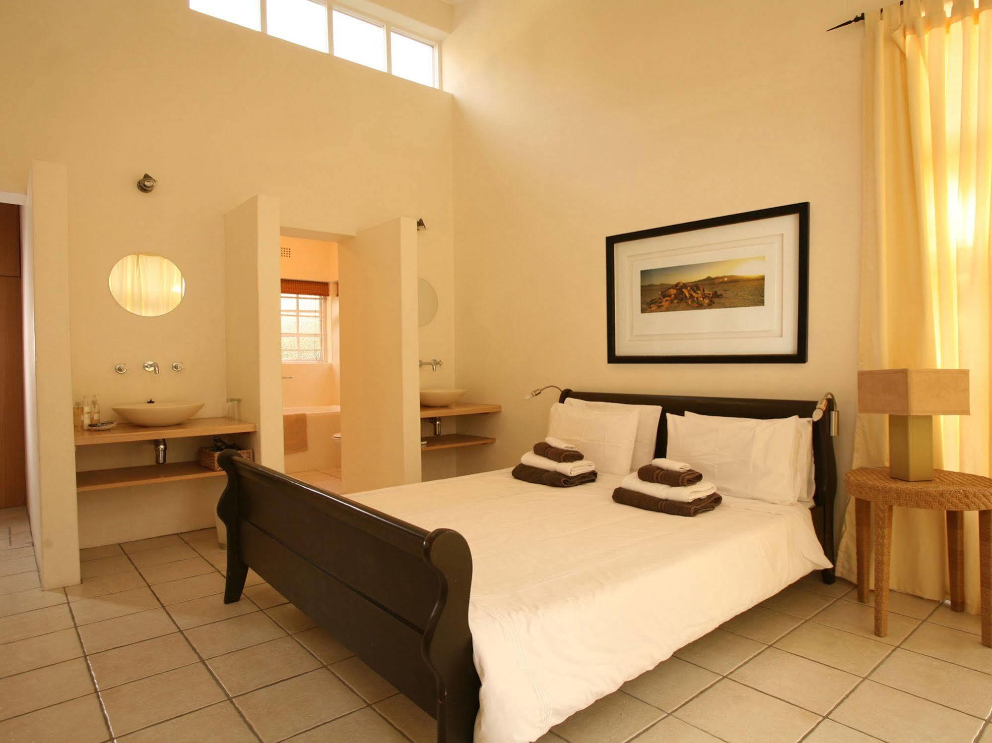 Art Gallery Guest House - Thandekayo Hout Bay Extérieur photo
