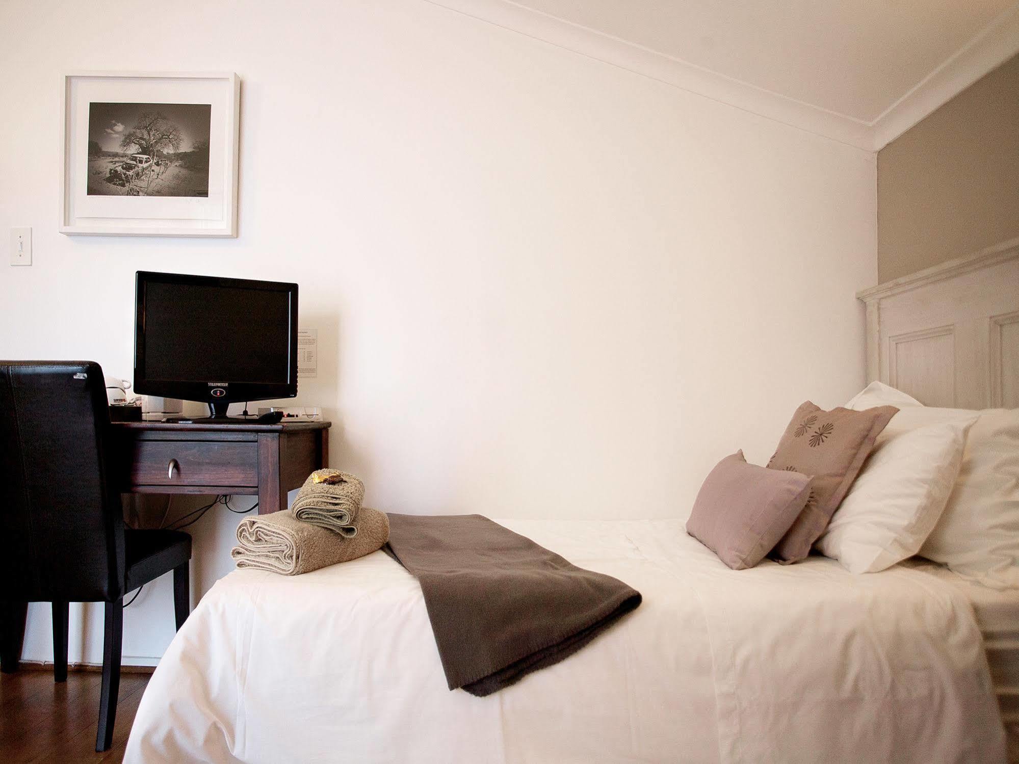 Art Gallery Guest House - Thandekayo Hout Bay Extérieur photo