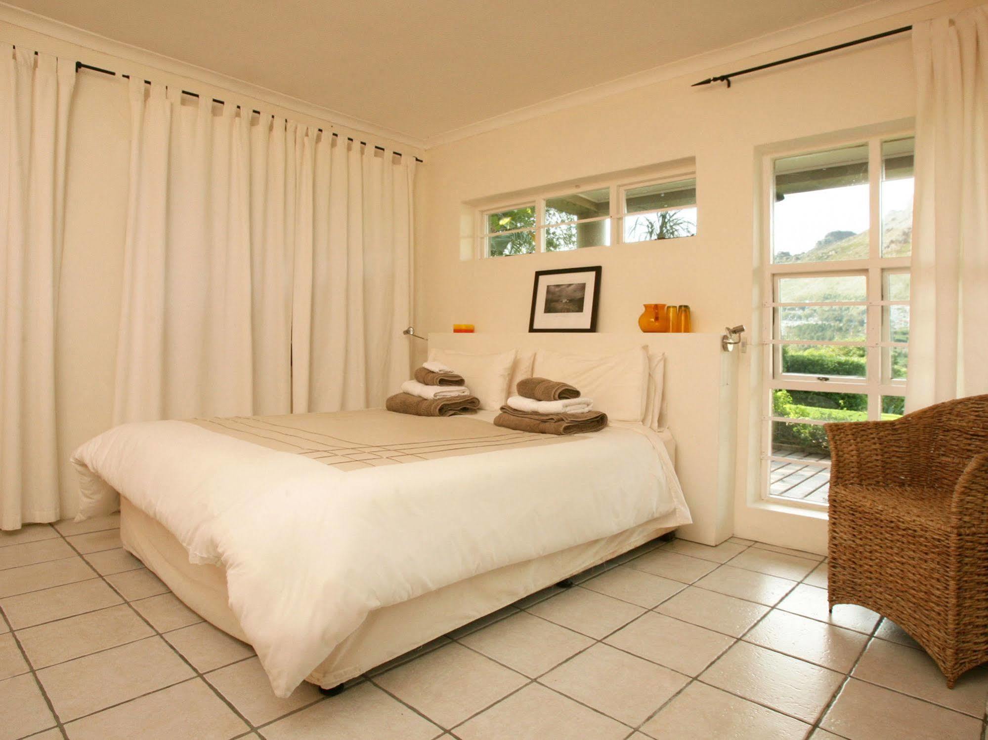 Art Gallery Guest House - Thandekayo Hout Bay Extérieur photo
