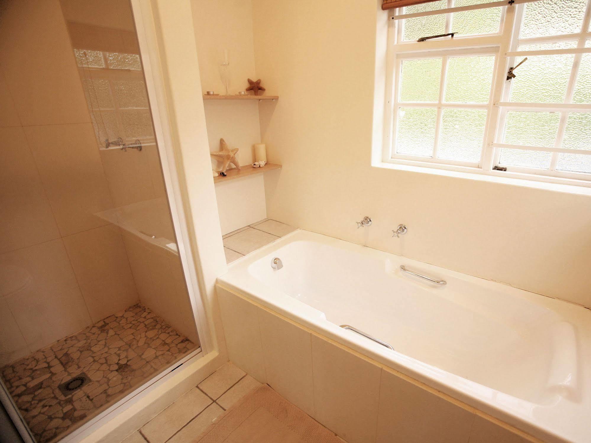 Art Gallery Guest House - Thandekayo Hout Bay Extérieur photo